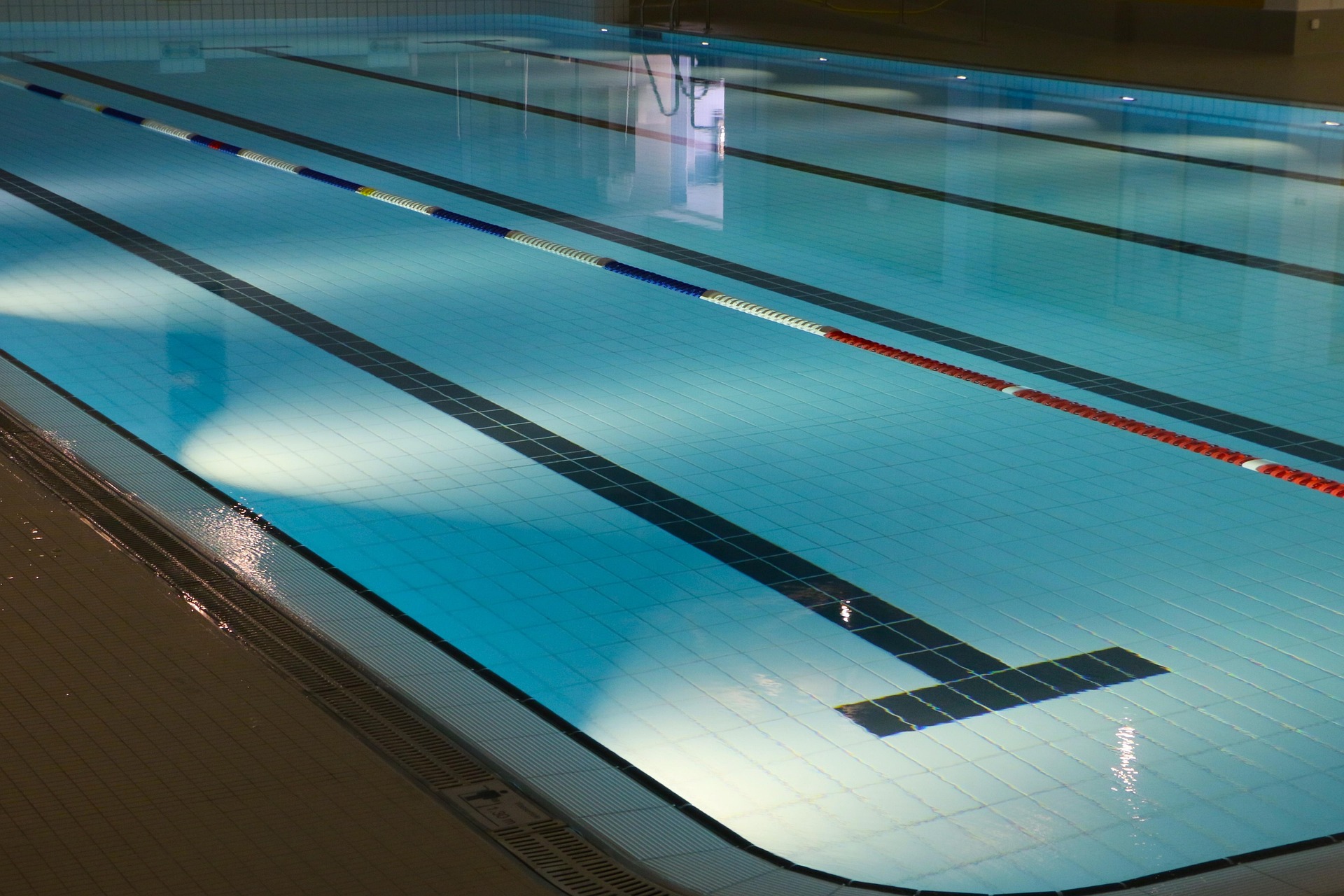 422737-indoor-swimming-pool-735309_1920