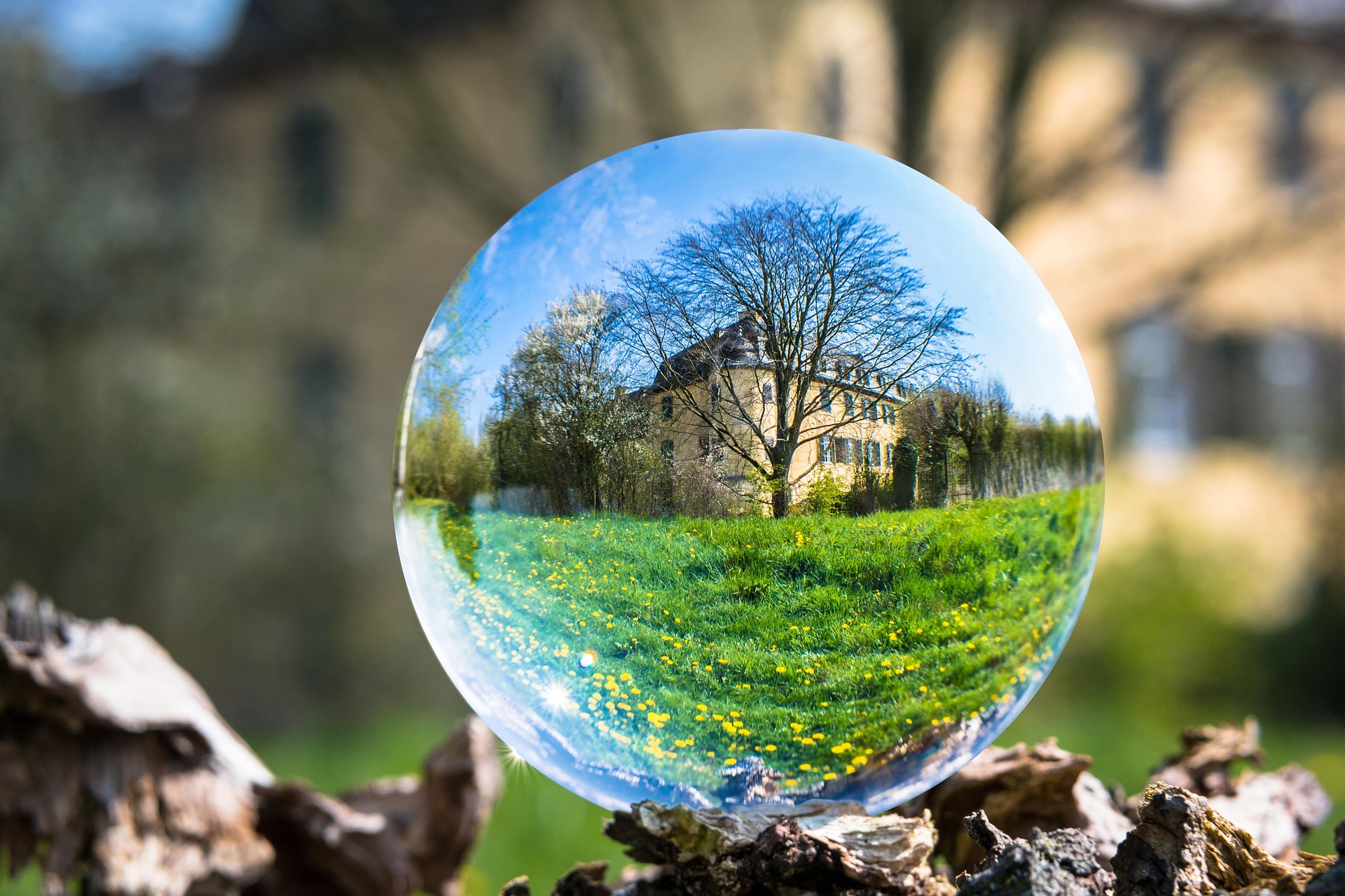 didgeman-glass-sphere-4139652_1920